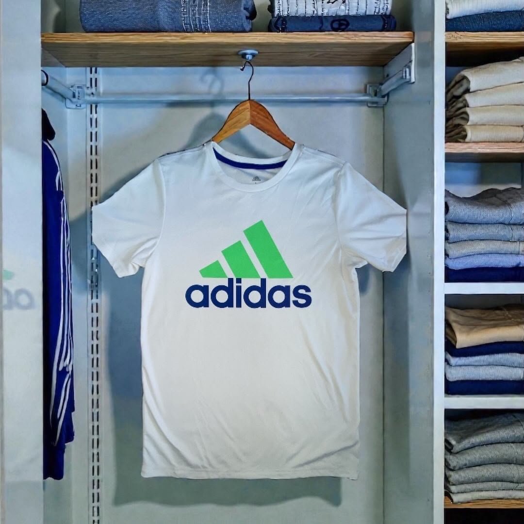 Camiseta Adidas Blanca con Estampado