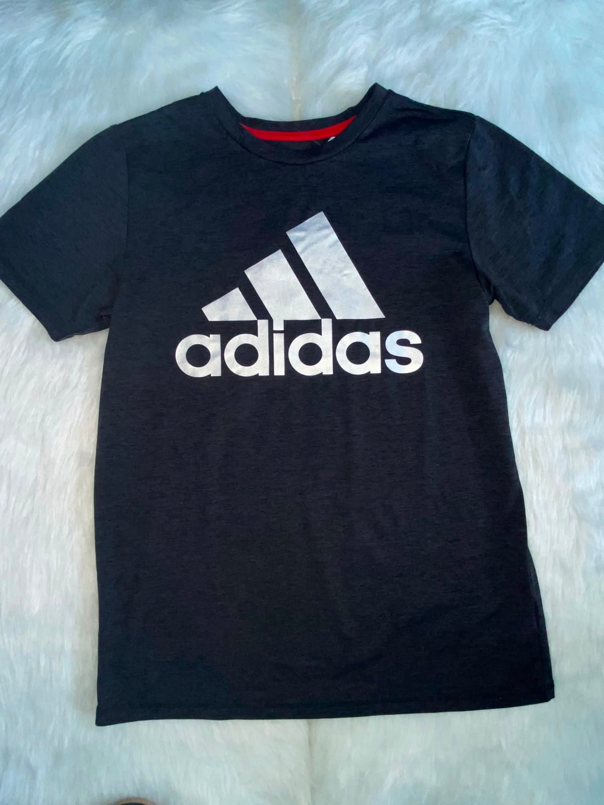 Camiseta Adidas Negra con Estampado
